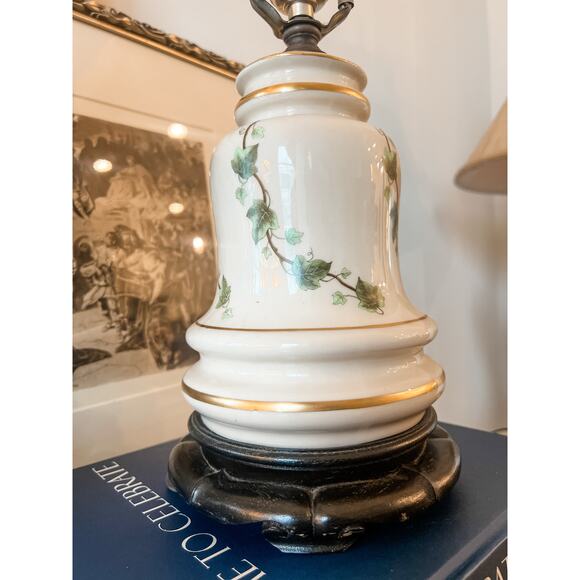 Vintage Porcelain Table Lamp with Ivy Garland Design – Classic Elegance - Picture 5 of 6
